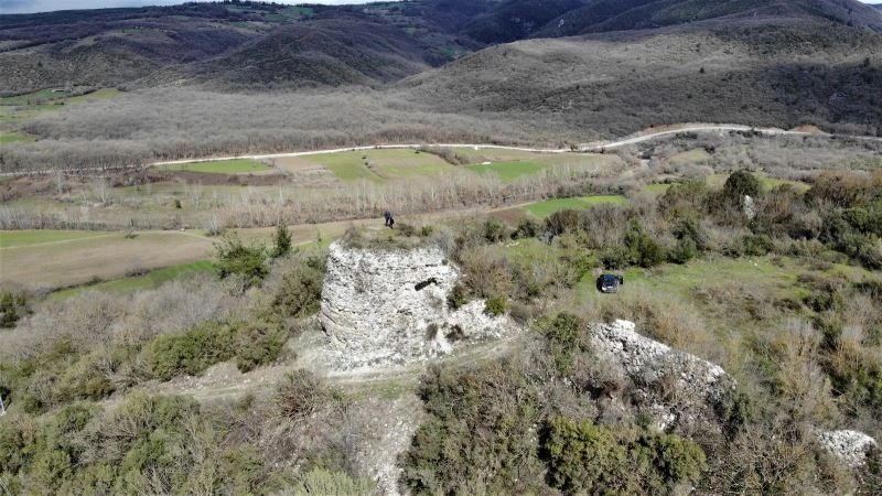 Ormanların içinde 2 bin yıldır ayakta kalan kale ziyaretçilerini bekliyor
