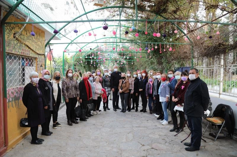 Ağaçlara ponpon asarak kanserde erken teşhise dikkat çektiler
