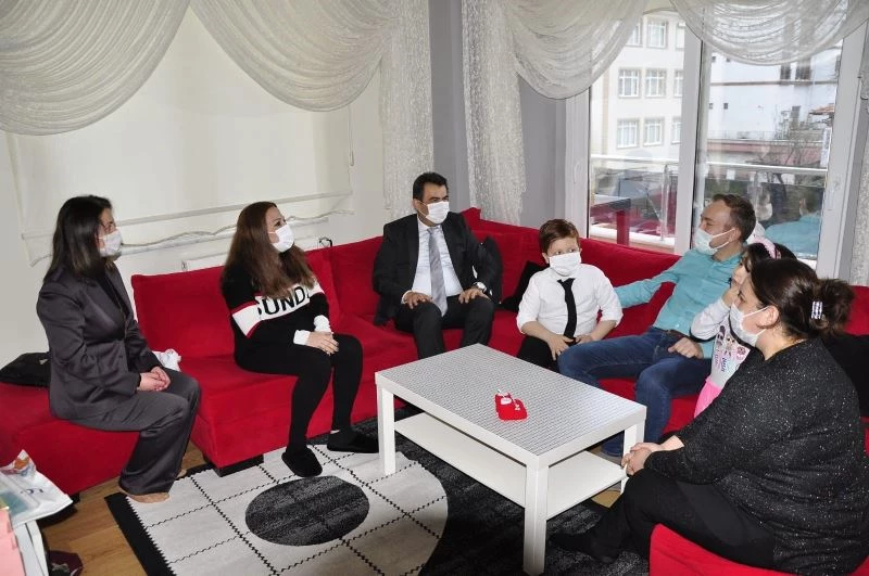 Safranbolu’da yeniden doğan çocuklara patik ve kitap
