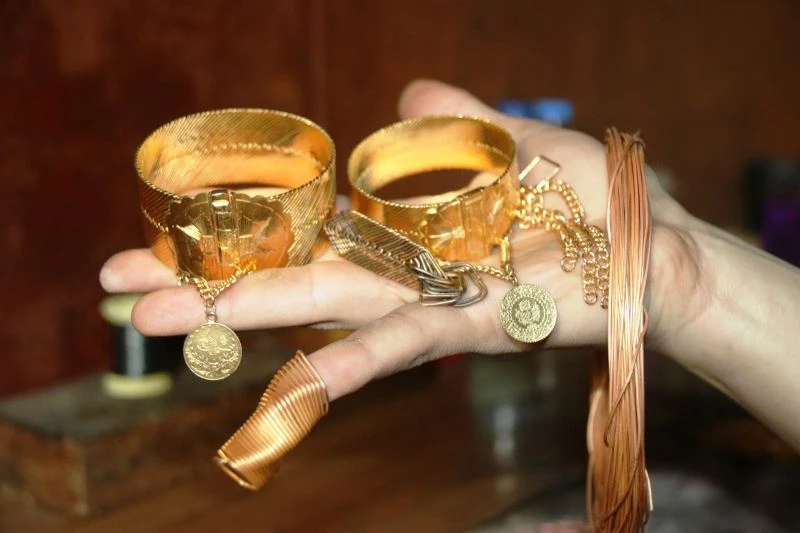 Avrupa’ya kadar açılan ve 40 yıla kadar ömrü olan Diyarbakır ’hasır’ bileziği için usta yetişemiyor
