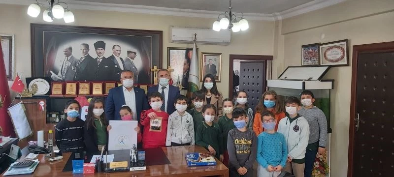 Minik öğrenciler, Başkan Başol’a projelerini sundu
