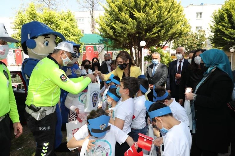 Vali Yazıcı ve Emniyet Müdürü Ulucan’ın eşleri  öğrencilerle buluştu
