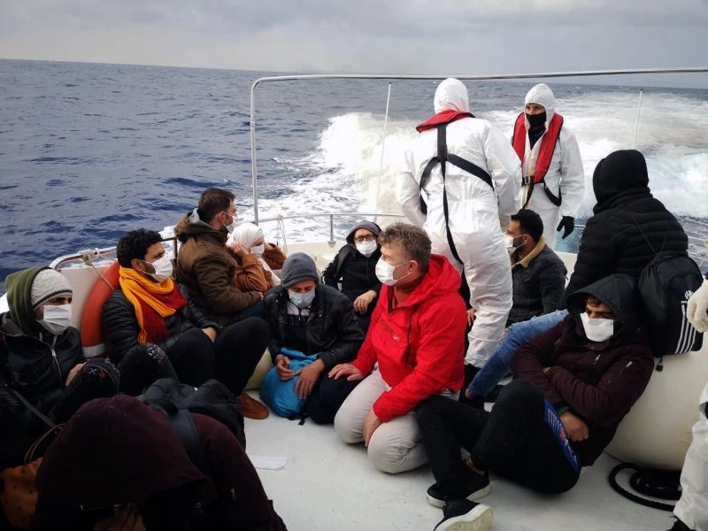 Yunanlılar lastik bota bindirip geri itti
