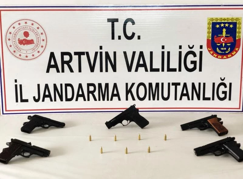 Artvin’de durdurulan araçta 5 adet ruhsatız tabanca ele geçirildi
