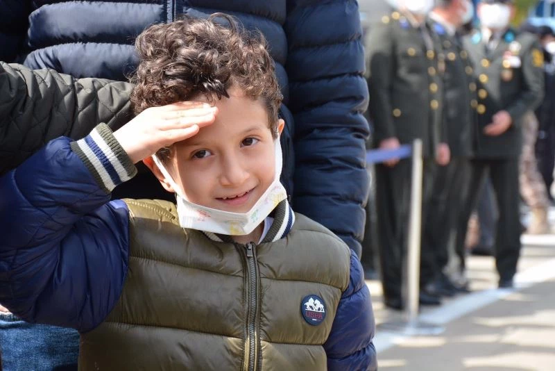 Kayra şehit babasını asker selamı ile uğurladı
