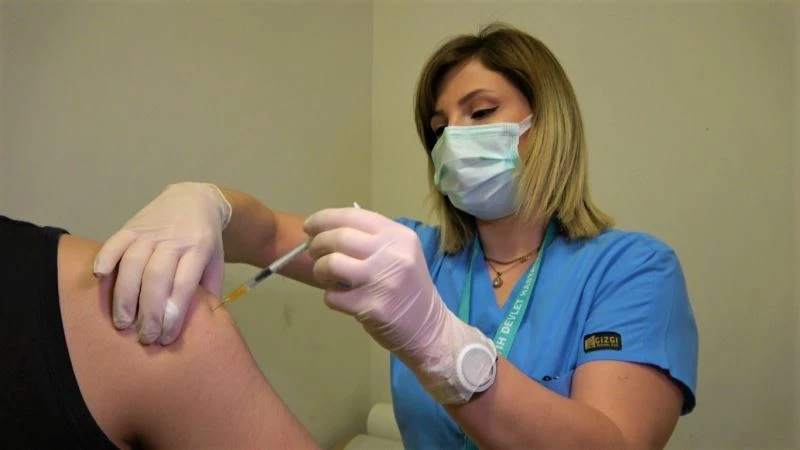 Vatandaşları virüsten korumak için yarım saatte 90 kişiyi aşılıyorlar
