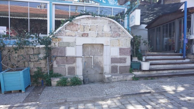 Foça’da tarihi çeşmeler ilgisiz kaldı, vatandaşlar tepkili
