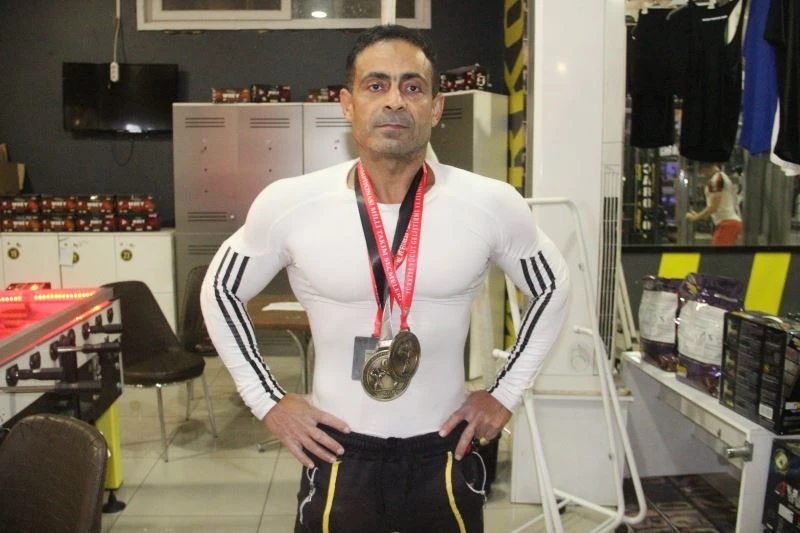 Gündüz boya badana, gece spor yaparak vücut geliştirme şampiyonu oldu
