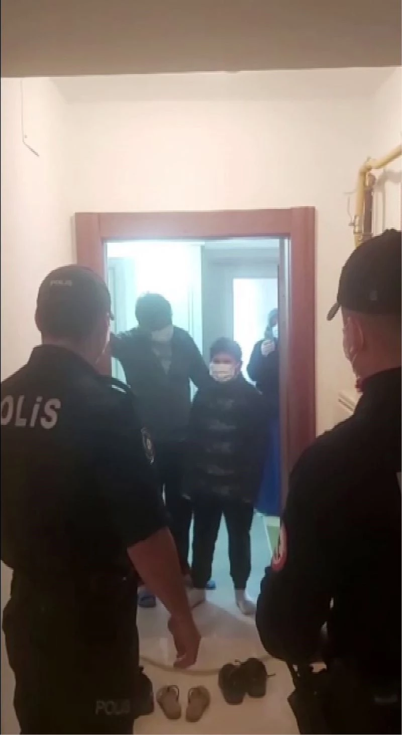 İzolasyondaki aileye polislerden doğum günü sürprizi
