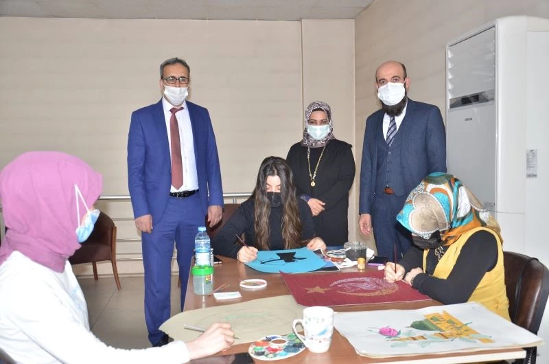 Milimetrik desenler sabırlı dokunuşlarla sanata dönüşüyor
