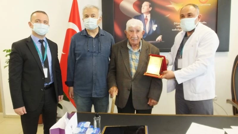 Burhaniye’de 96 yaşındaki hayırsevere plaketli teşekkür
