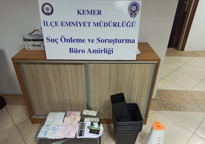 Kısıtlama saati uyuşturucu sattı, gece kartallarına yakalandı
