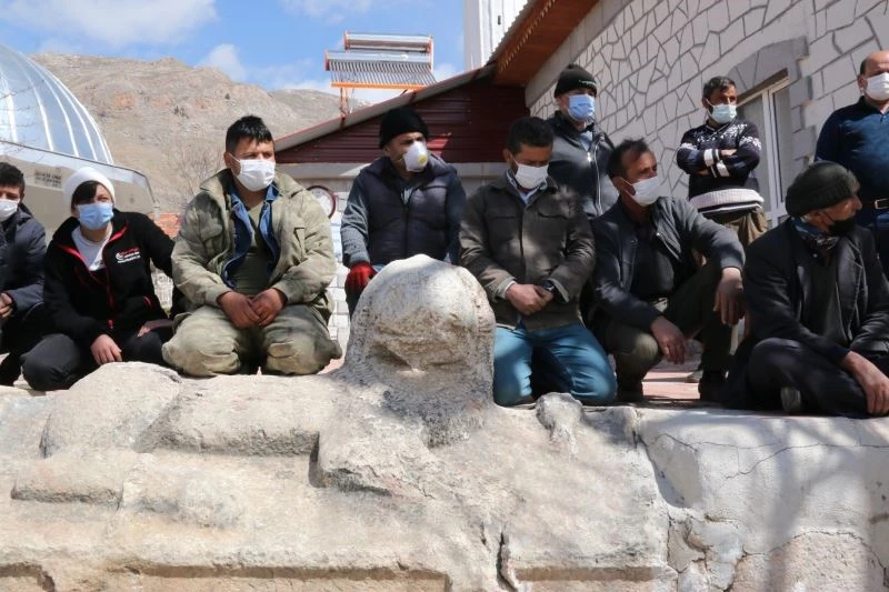 Tarihi eserleri vermek istemeyen mahalle sakinleri eserlerin üzerinde oturma eylemi başlattı
