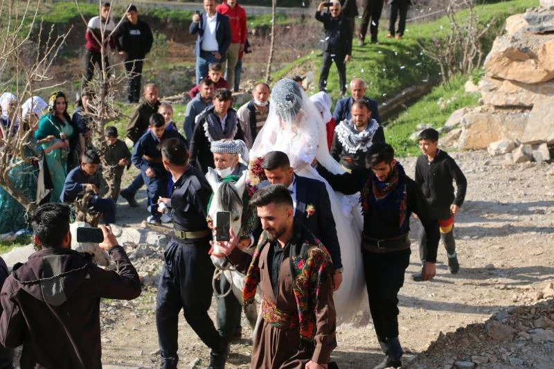 Şırnak’ta unutulmaya yüz tutan gelenek yaşatılıyor: Gelini ata bindirip damat evine götürdüler
