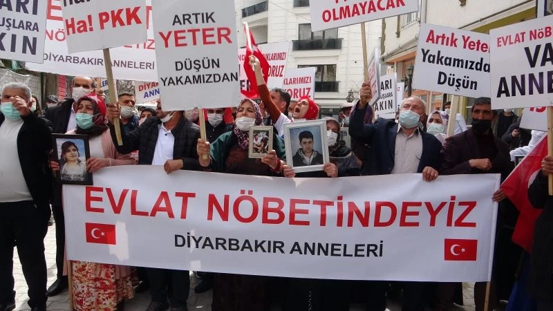 Evlatları dağa kaçırılan Vanlı annelere Diyarbakır annelerinden destek

