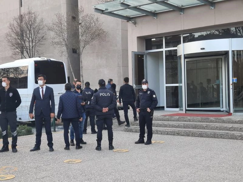 Bildiri yayınlayan 10 amiral adliyede
