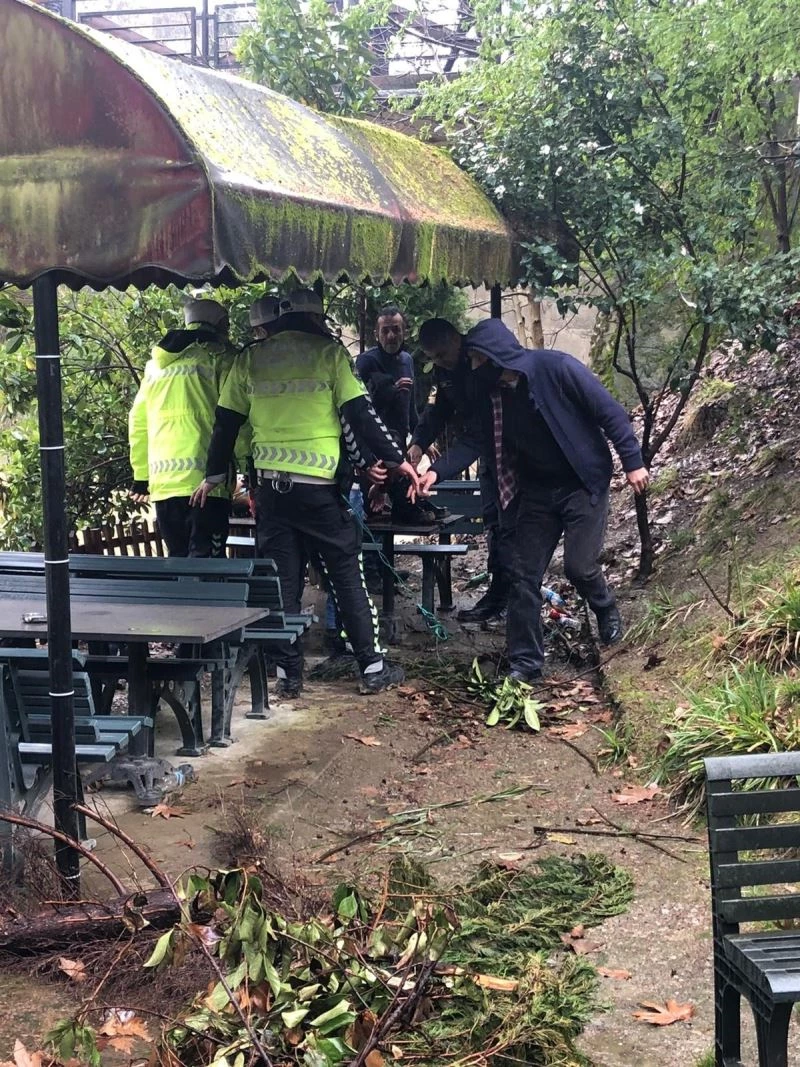 Bartın’da köprüden ırmağa atlayan genç kız kurtarıldı
