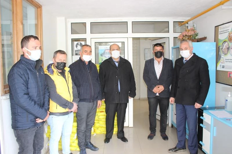 Osmaneli’de çiftçilere yonca tohumu dağıtımı yapıldı
