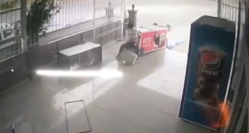 Antalya’da rüzgar dondurma dolabını böyle sürükledi
