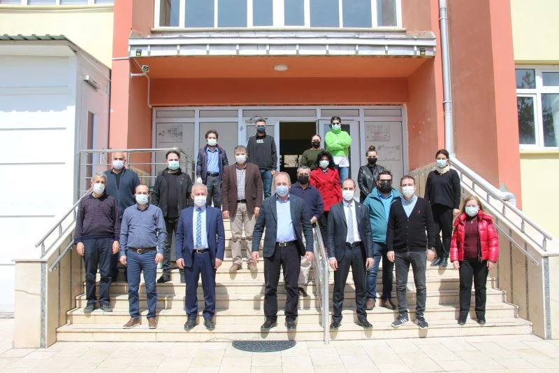 Yüksek okulda sevdikleri meyvelerin fidanlarını diktiler
