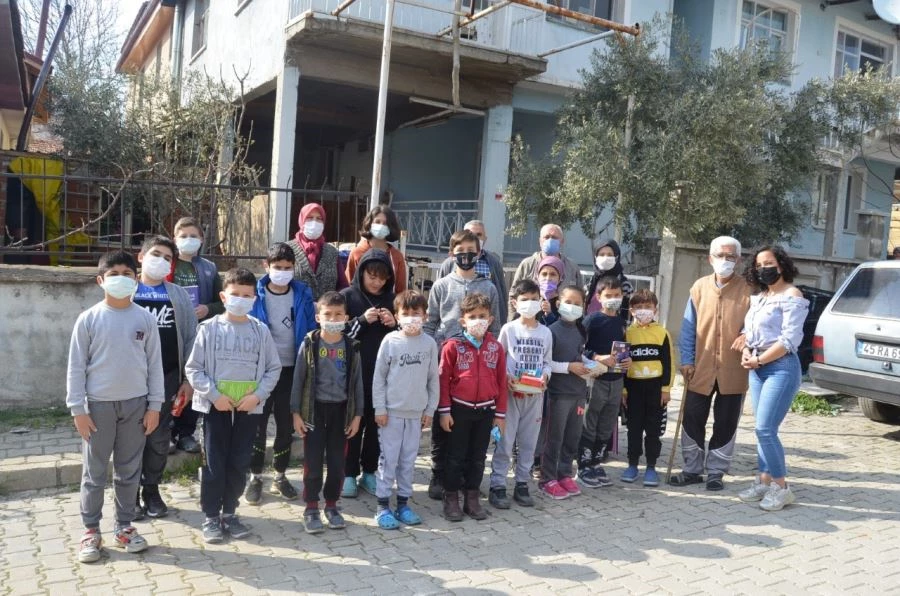 Çocuklar Büyüklerine Kitap Okuyor! 