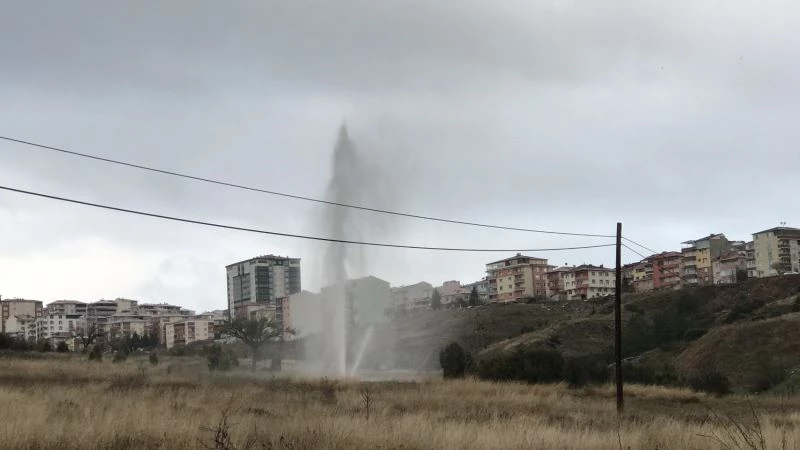 Bilecik’te patlayan borudan çıkan su metrelerce yükseldi
