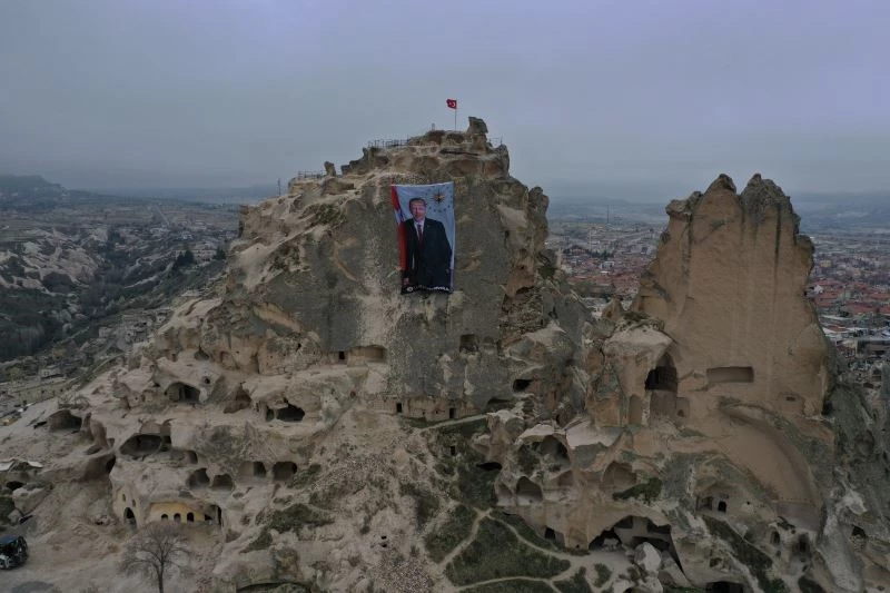 Dünyanın en yüksek peribacasına Cumhurbaşkanı Erdoğan’ın posteri asıldı
