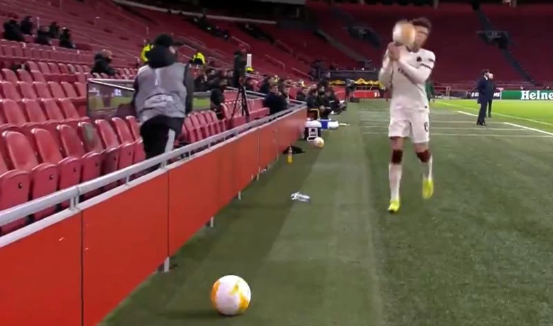 Top toplayıcı, Riccardo Calafiori’nin suratına top fırlattı
