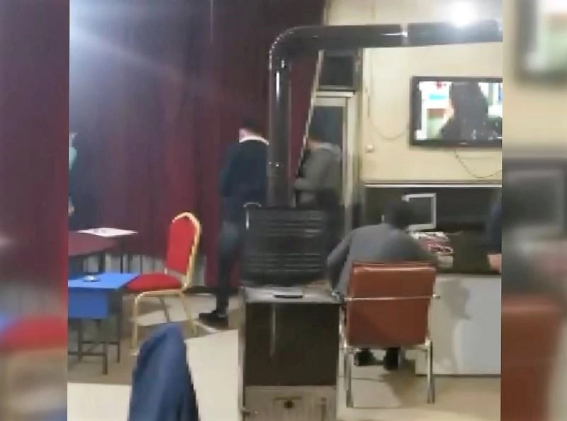 Polis baskın yapınca balkona saklanmak istedi, kameralara yakalandı
