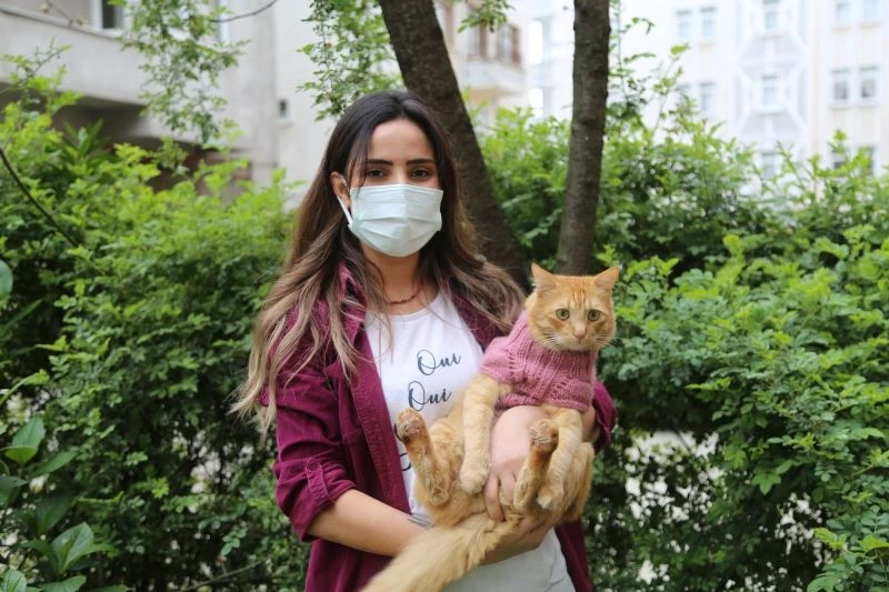 Barınaktan aldığı kedisini bir an olsun yanından ayırmıyor
