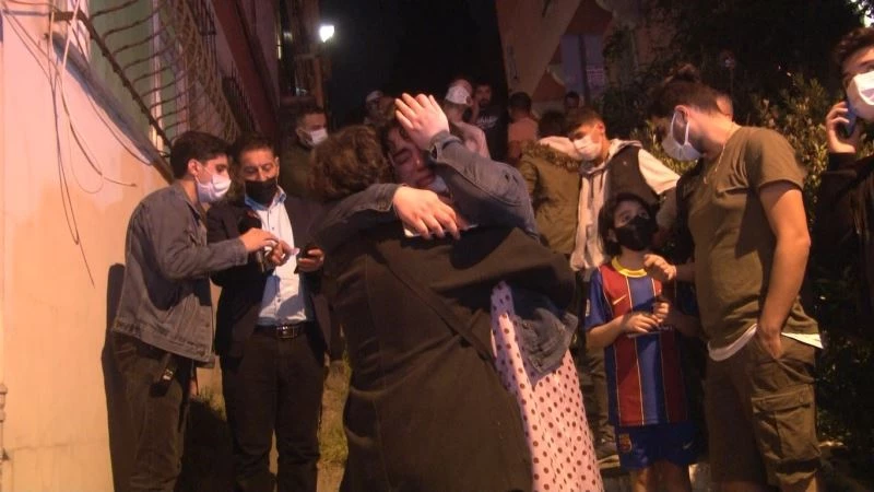 Gözyaşları içerisinde alev alev yanan evdeki kedilerinin kurtarılmasını bekledi
