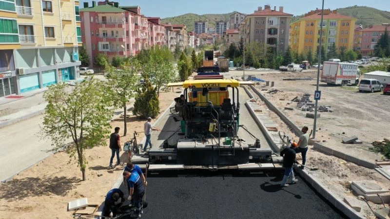 Göktürk Caddesine sıcak asfalt seriliyor
