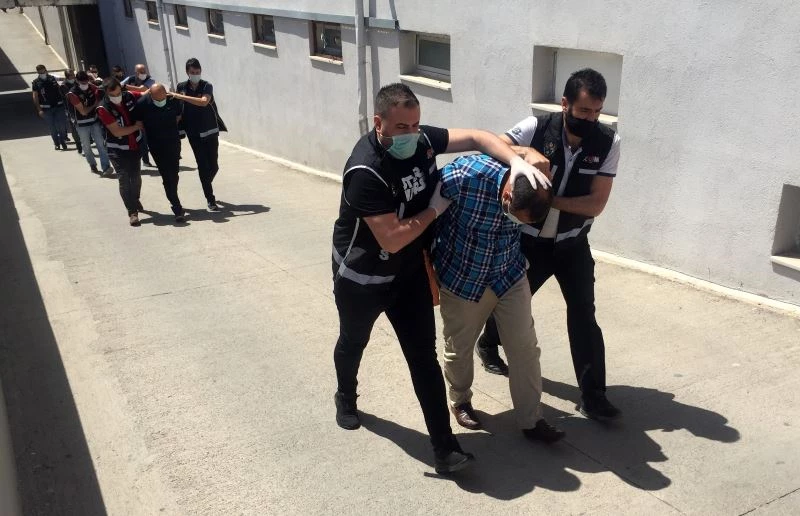 Polis, liderinin öğretmen olduğu silah kaçakçılığı çetesini çökertti
