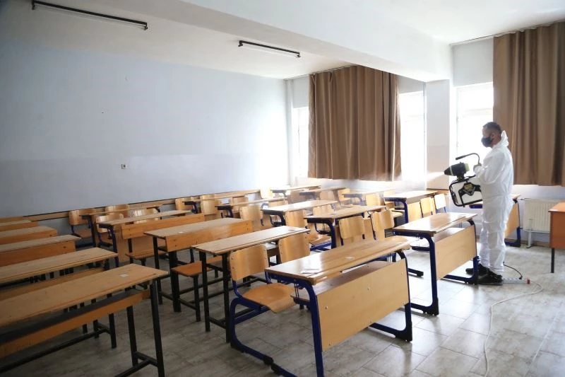 Yarın gerçekleştirilecek ALES sınavı öncesi sınıflar dezenfekte edildi
