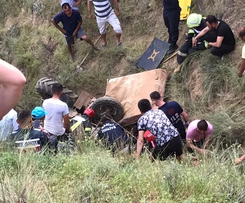 Traktörüyle uçuruma yuvarlanan çiftçiyi itfaiye ekipleri kurtardı
