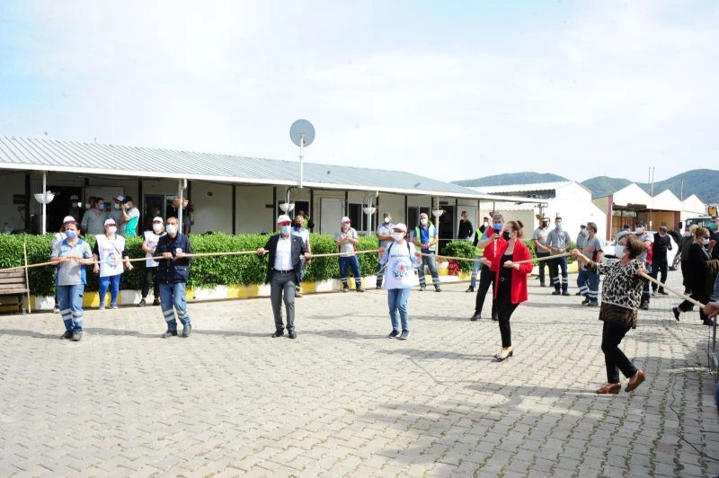 Başkan Çalkaya, işçilerle halay çekip 1 Mayıs’ı kutladı
