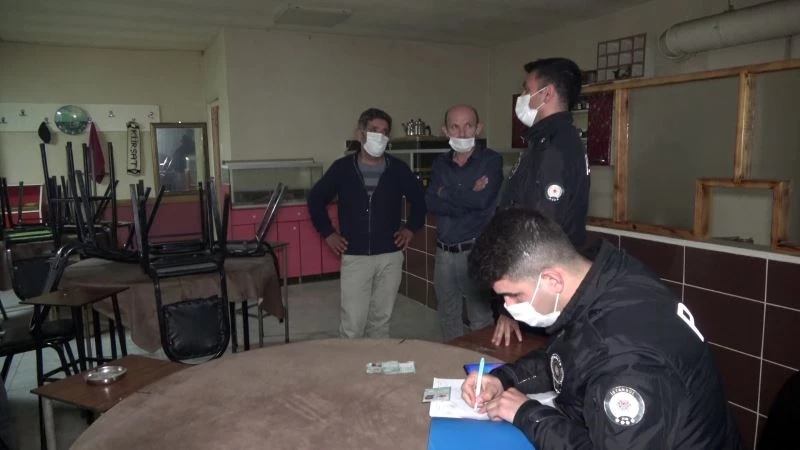 (Özel) Kıraathaneye polis baskını; kimi 