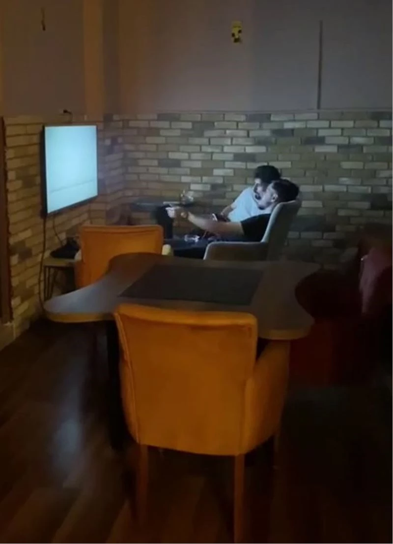 İstanbul’da tam kapanmada kafeteryaya baskın kamerada
