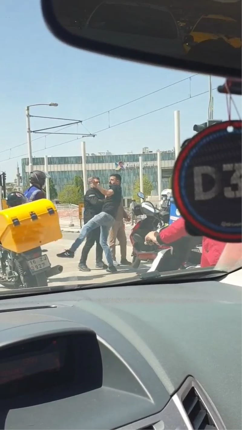 Kısıtlamada motosikletli kuryelerin kavgası kamerada
