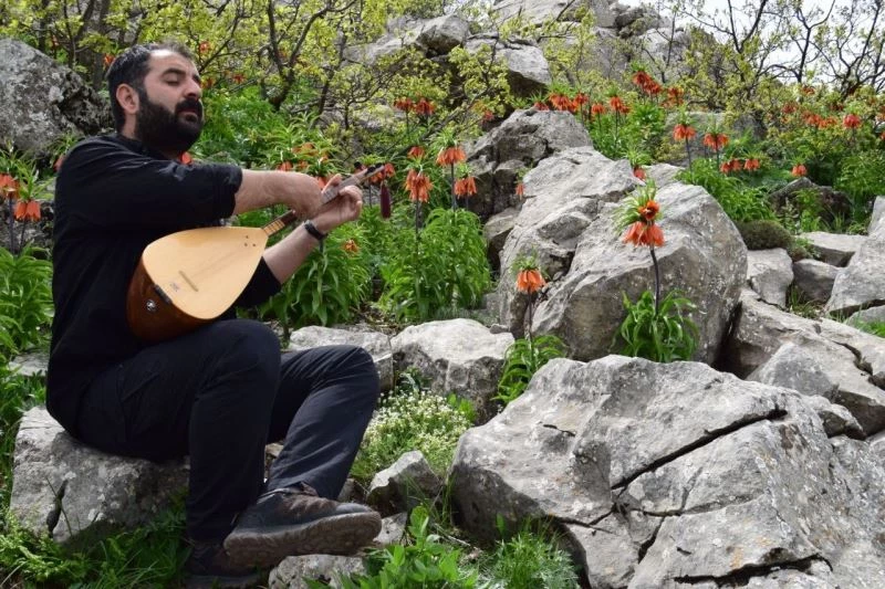 Ağlayan gelinlerin görsel şölenine sazı ve sözüyle eşlik etti
