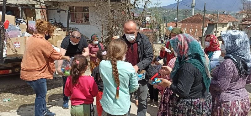 Köy köy dolaşıp yardım götürüyorlar
