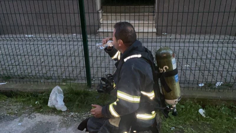 İtfaiye ekipleri bir yandan yangını söndürdü, bir yandan orucunu açtı
