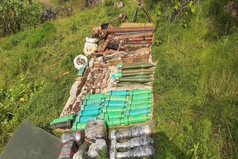 6 PKK’lı teröristin etkisiz hale getirildiği mağarada çok sayıda silah ve mühimmat ele geçirildi
