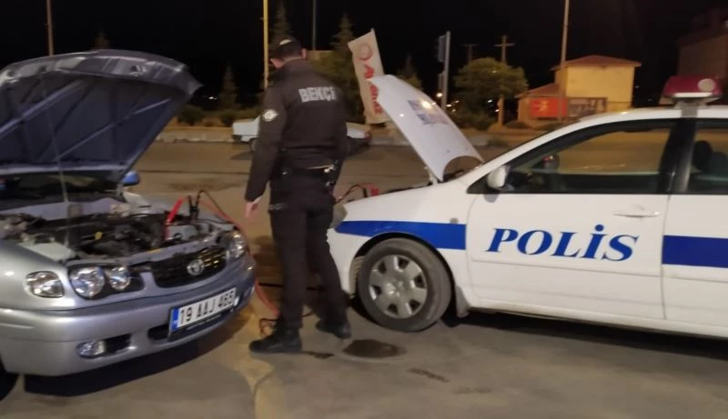 Aküsü biten sürücünün yardımına polis koştu
