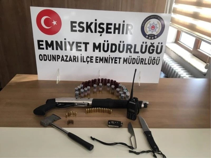 Sokağa çıkma yasağına uymayan şahsın aracından çıkanlar şok etti
