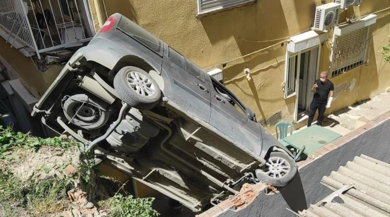 El freni çekilmeyen araç bahçeye uçtu
