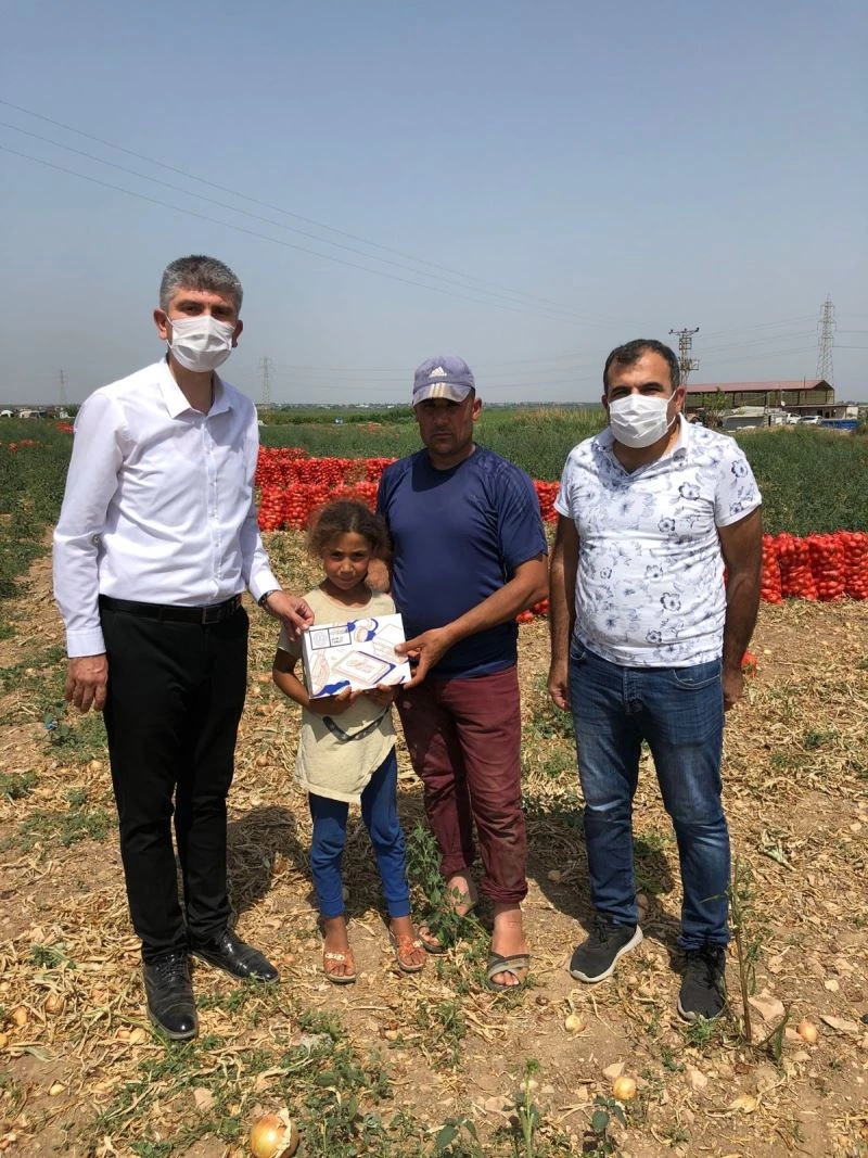 Tarladaki çocuklara tablet dağıtıldı
