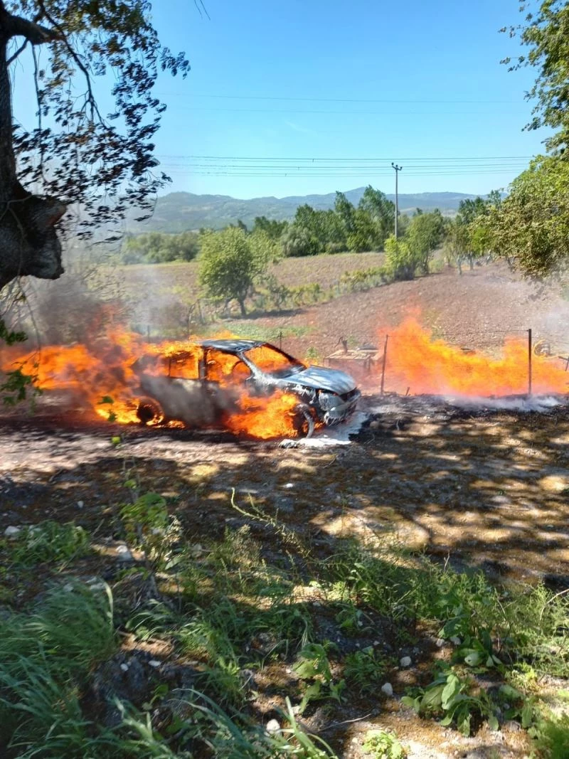 Ağaç artıklarını yaktı, aracı kül oldu
