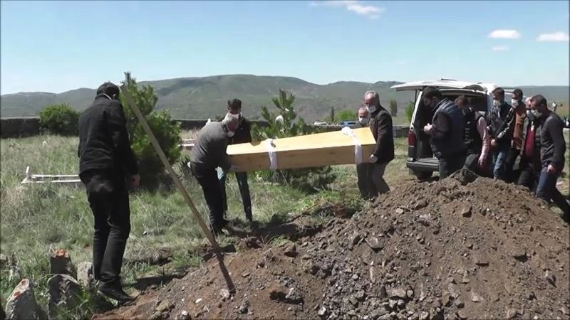 Keneden ölen çiftçi tabutla defnedildi
