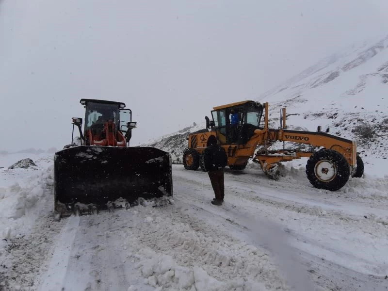 Kar yağışı altında yayla yollarını açmayı sürdürdüler
